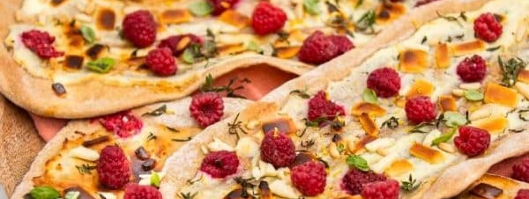 Coca dulce horneada con chocolate blanco, mató, frambuesas, tomillo y piñones