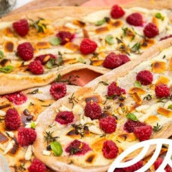 Coca dulce horneada con chocolate blanco, mató, frambuesas, tomillo y piñones