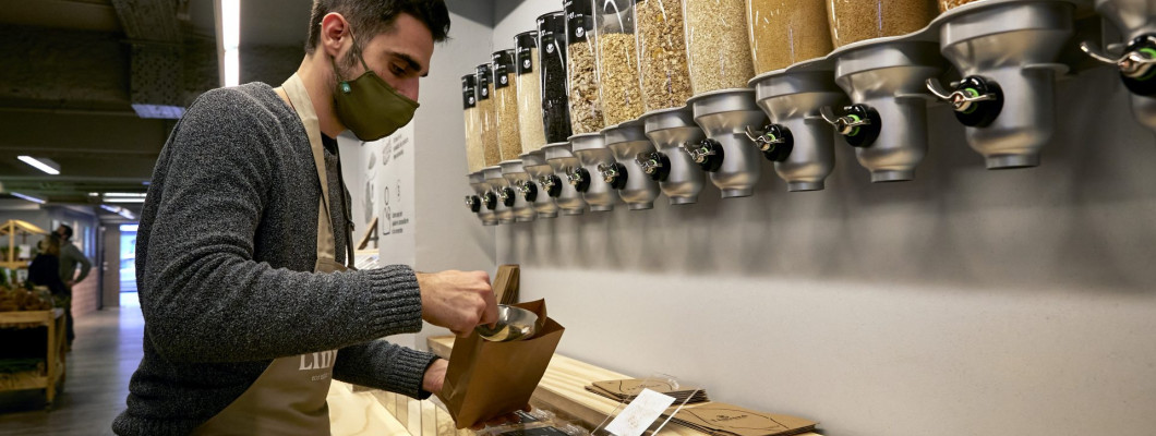 El primer supermercat sense plàstic del país obre les seves portes en ple Eixample de Barcelona.