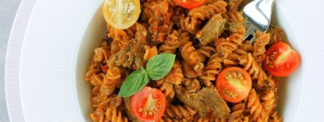 Pasta al pesto rosso amb Bites de Vegans de Cigrons and portobello bolets
