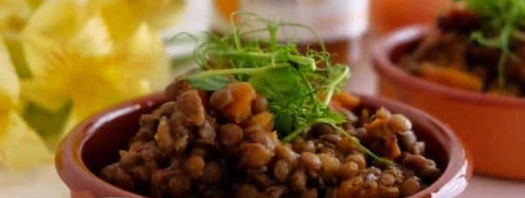 Lentejas con tomates secos, moniato y golenga