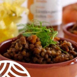 Lentejas con tomates secos, moniato y golenga