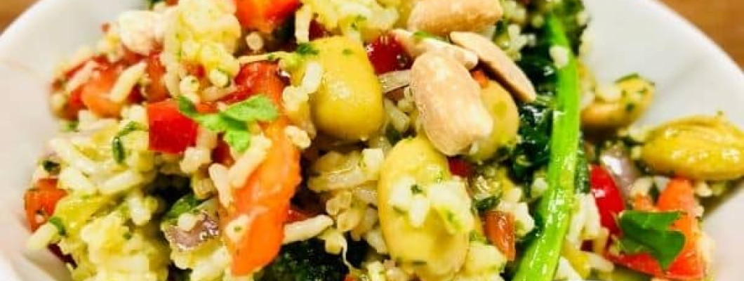 Ensalada de arroz y brócoli con aliño de edamame, jengibre y soja