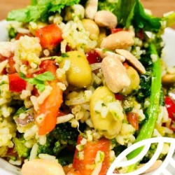 Ensalada de arroz y brócoli con aliño de edamame, jengibre y soja