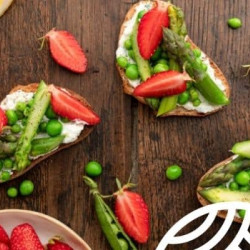 Tostadas de espárragos, guisantes y fresas